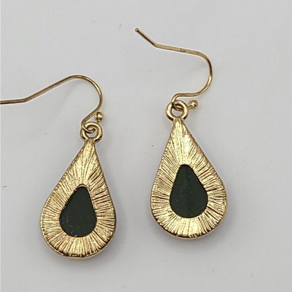 Green teardrop dangle earrings,  goldtone - Picture 4 of 4